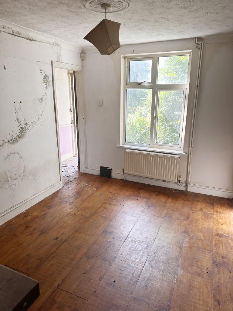 Lot: 68 - END-TERRACE COTTAGE FOR IMPROVEMENT -
